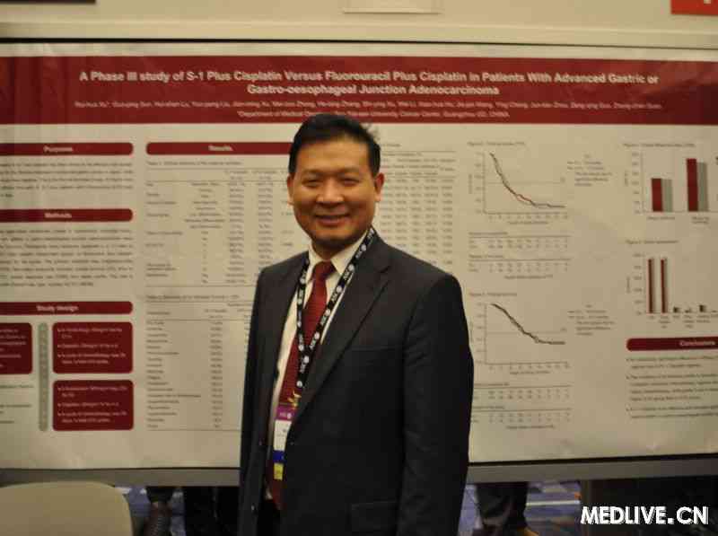 徐瑞华教授站在壁报前